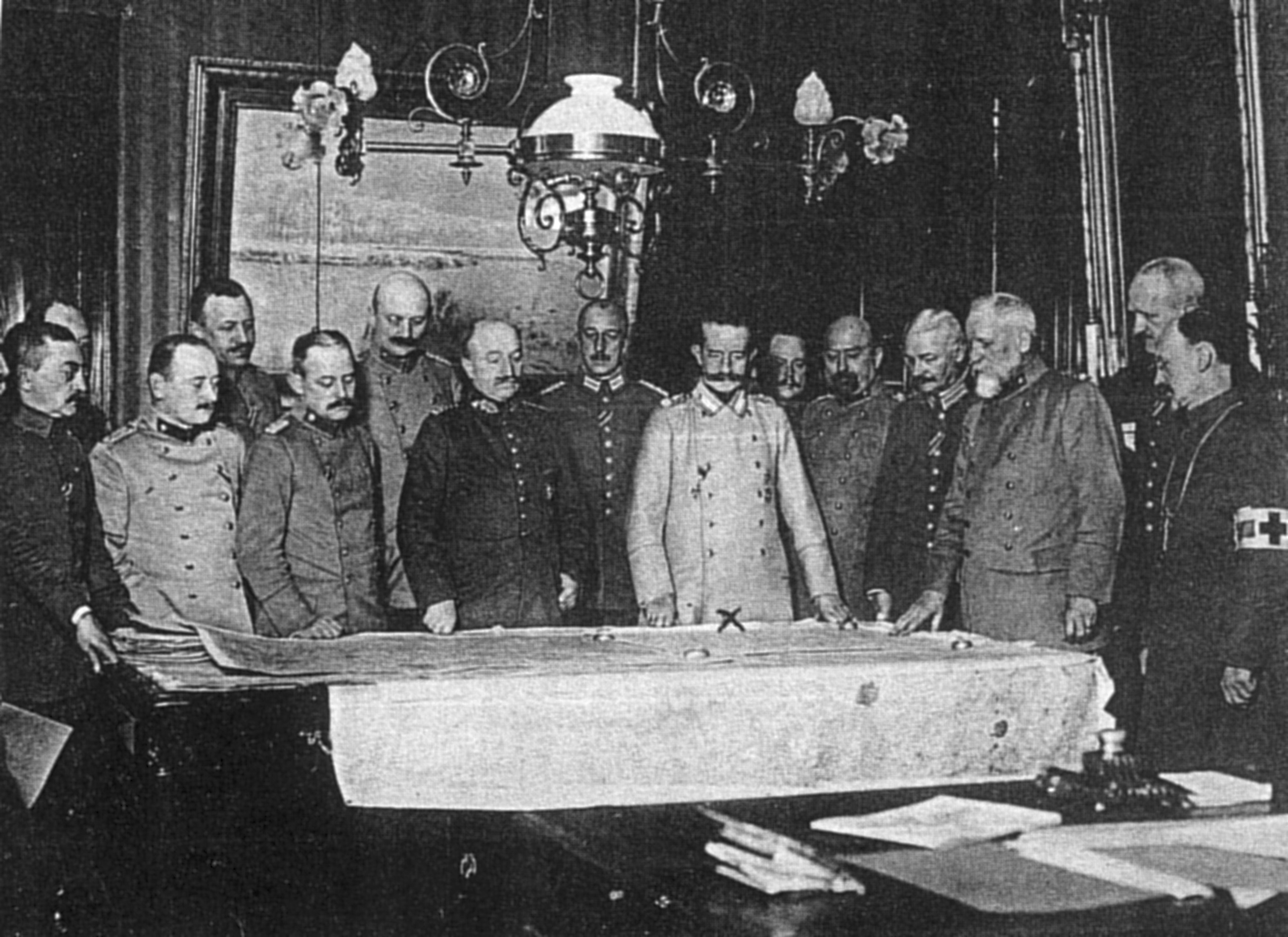 de Duitse gouverneur-generaal van België Bissing (x) met zijn staf gebogen over de kaart van België