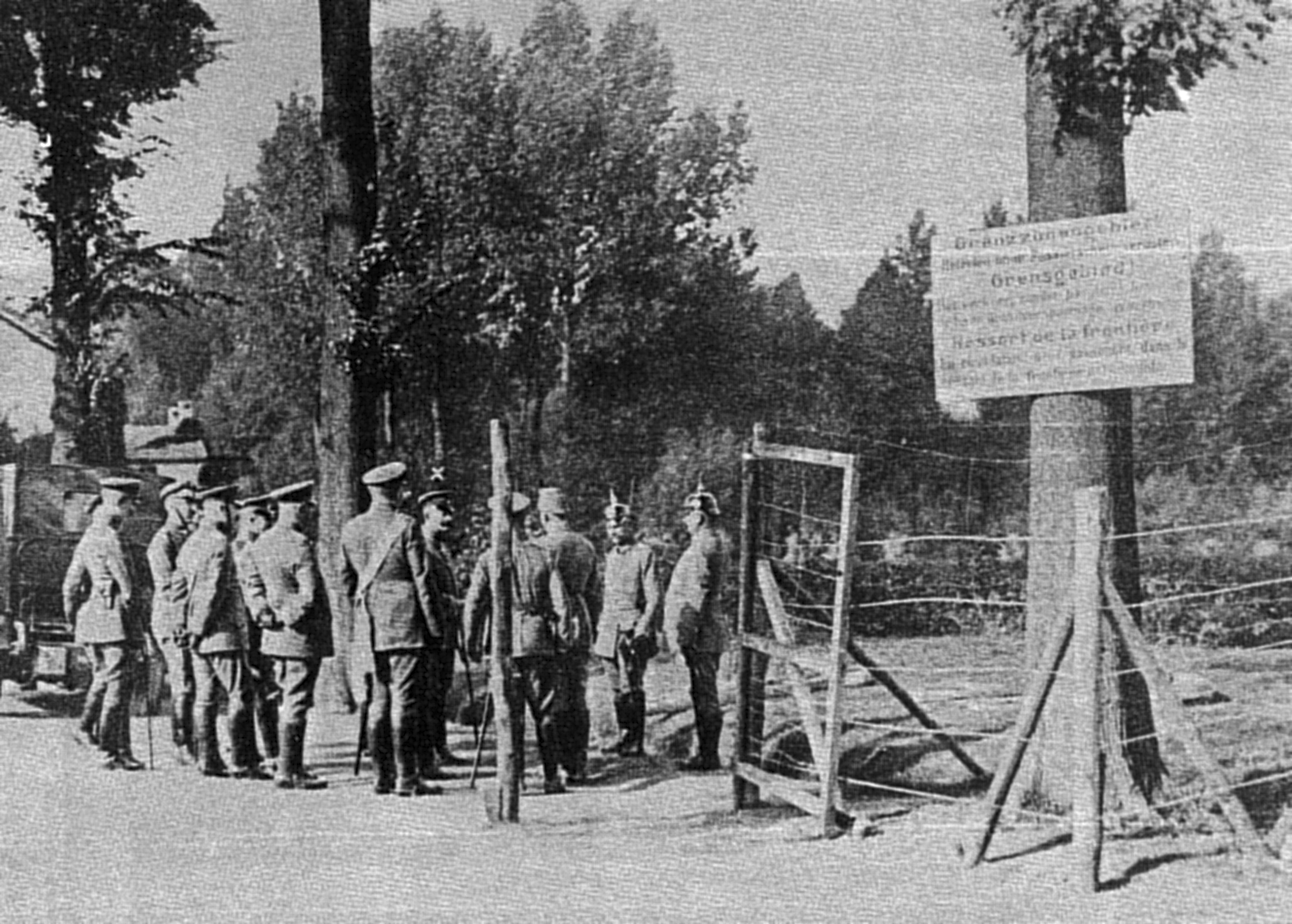 een bezoek van generaal von Bissing, de goeverneur-generaal van bezet België, aan het met draadversperringen afgesloten Belgisch-Nederlandse grensgebied